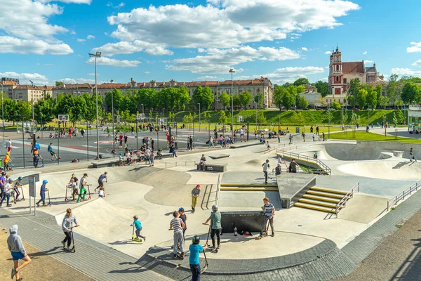 Vilnius, Lituania - 12 de mayo de 2021: Actividades deportivas al aire libre, entretenimiento recreativo en el moderno campo de deportes White Brigde cerca del río Neris en Vilna — Foto de Stock