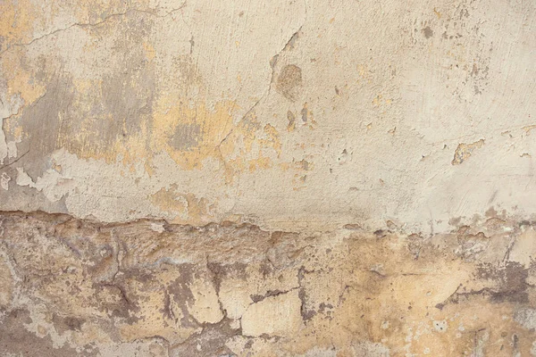 Textura de fondo de pared pintada envejecida agrietada vieja. Pared de yeso pelada sucia con la caída de escamas de pintura — Foto de Stock