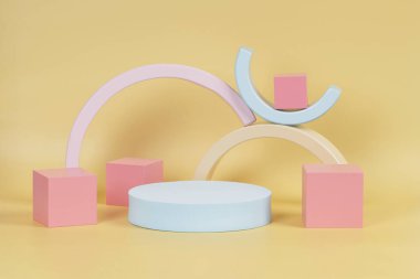Geometrik şekilli soyut bileşim. Podyum, pastel sarı arkaplan üzerine ürün sunumu için platform