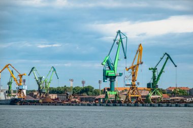 Klaipeda, Litvanya - 3 Ağustos 2021: Gemileri, feribotları, vinçleri olan Klaipeda limanı. Klaipeda, Baltık Denizi kıyısındaki Litvanya 'nın üçüncü büyük kentidir.
