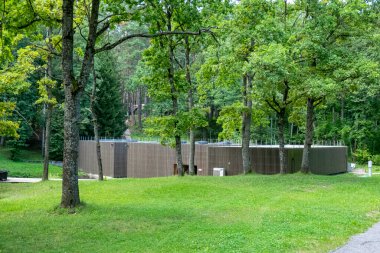 Druskininkai, Litvanya - 10 Ağustos 2021: Aeroionotherapy pavyonu ve Karolis Dineika, Druskininkai, Litvanya