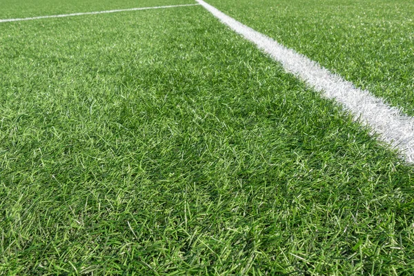 Ποδόσφαιρο ποδόσφαιρο φόντο. Πράσινο συνθετικό γρασίδι γήπεδο ποδοσφαίρου με άσπρη ρίγα γραμμή — Φωτογραφία Αρχείου