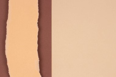 Yırtık grunge yırtık bej kahverengi geometrik kağıt arka plan. Renkli yırtık kağıt kolajı duvar kağıdı