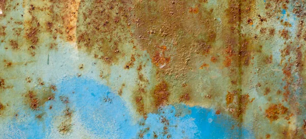 Bunter Hintergrund. Rostige Metalloberfläche mit blauer Lackabplatzung und rissiger Textur — Stockfoto