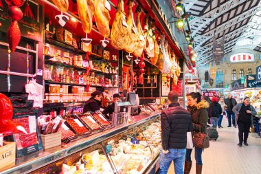 Valencia, İspanya - 02 Ocak 2020: Valencia, İspanya 'daki Mercado Central' da insanlar. Tarihsel Mercado Merkezi, Valencia 'nın popüler sakinleri ve turistlerin uğrak yeridir.