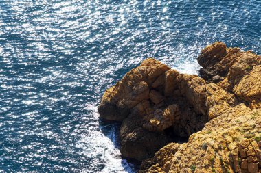 İspanya 'nın Alicante ilindeki Albir deniz fenerinin yukarısından mavi Akdeniz ve kayaların güzel manzarası