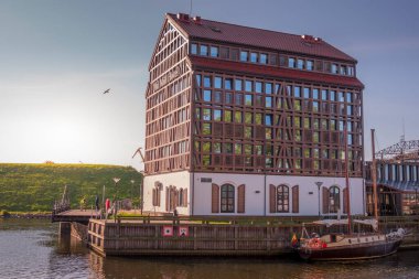 Klaipeda, Litvanya - 8 Eylül 2021 Eski Değirmen Konferansı Oteli Klaipeda. Eski şehir ve Klaipeda Limanı