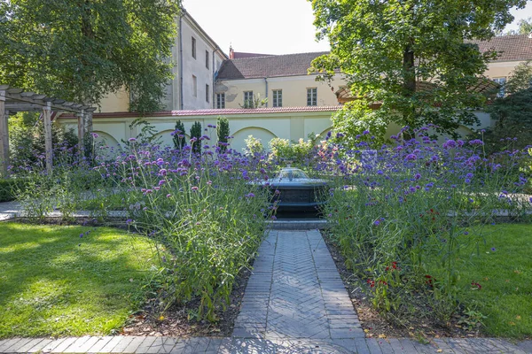 Bernardine Gardens park em Vilnius, Lituânia. Bernardine Garden é um lugar favorito para residentes e turistas relaxarem na Cidade Velha de Vilnius — Fotografia de Stock