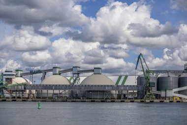 Klaipeda, Litvanya - 3 Ağustos 2021: Gemileri, feribotları, vinçleri olan Klaipeda limanı. Klaipeda, Baltık Denizi kıyısındaki Litvanya 'nın üçüncü büyük kentidir.