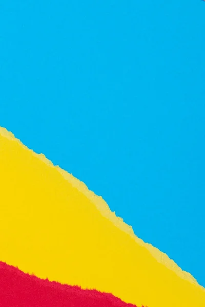 Разорванный гранж разорвал жёлтый, синий, красный геометрический бумажный фон. Красочные обои для коллажа — стоковое фото