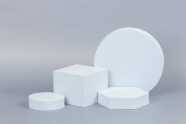 Geometrik ürün gri arka planda podyum. En az farklı şekiller sahne sahne vitrini ürün tanıtımı sunumu için.