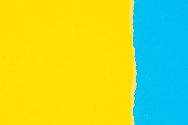 Σκισμένο grunge σκισμένο κίτρινο χαρτί σε ανοιχτό μπλε χρώμα φόντο χαρτί — Φωτογραφία Αρχείου