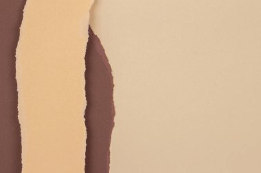 Yırtık grunge yırtık bej kahverengi geometrik kağıt arka plan. Renkli yırtık kağıt kolajı duvar kağıdı
