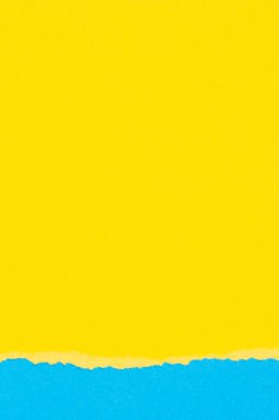 Yırtık grunge açık mavi renkli kağıt afiş arka planında yırtılmış sarı kağıt