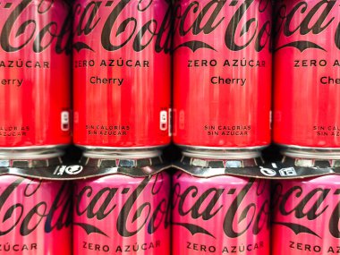 Alicante, İspanya - 22 Mayıs 2025: Yeni Coca-Cola Kiraz Sıfır Şeker kutuları markette sergileniyor.