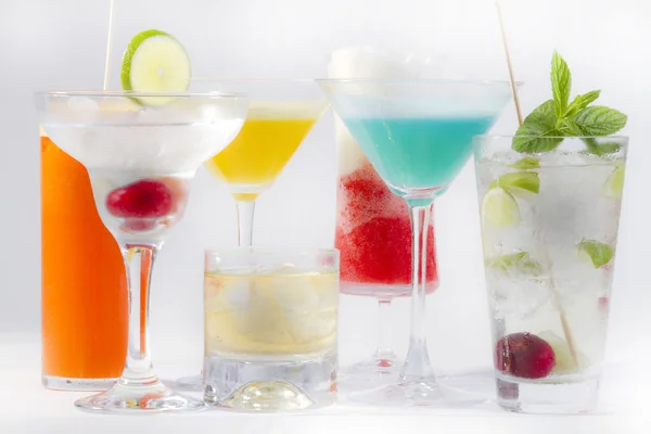 Cocktail samling på vit bakgrund — Stockfoto