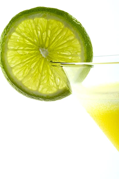 Martini cocktail på vit bakgrund — Stockfoto