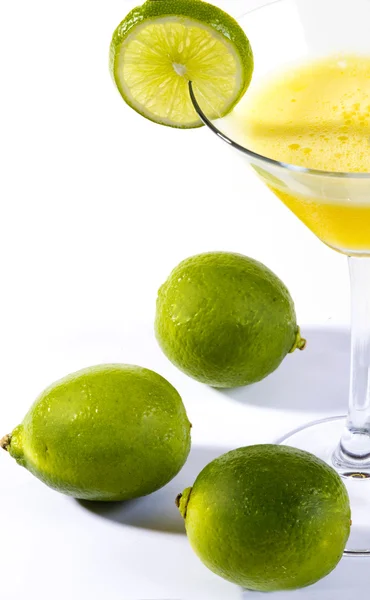 Cocktail martini su sfondo bianco — Foto Stock