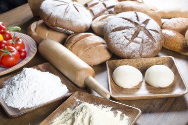 ekmek ve sebze ahşap masa üzerinde