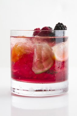 kırmızı beyaz zemin üzerine kokteyl