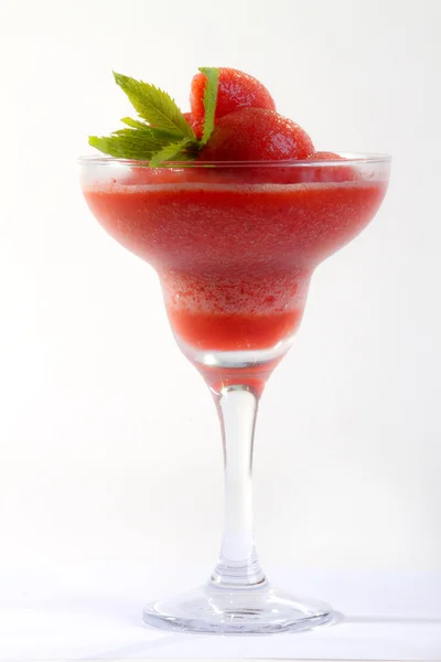 Cocktail rouge sur fond blanc — Photo