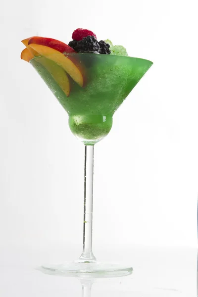 Cocktail vert sur fond blanc — Photo