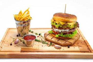 duble çizburger patates kızartması ile