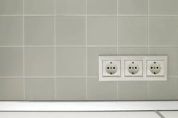 Tres enchufes eléctricos blancos — Foto de Stock