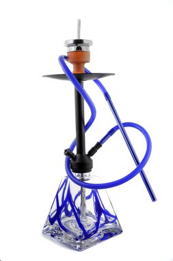 Beyaz bir arka plan üzerinde yüksek nargile