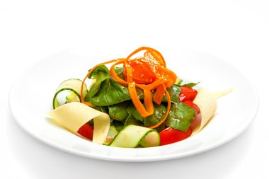 Beyaz bir tabakta sebze salatası