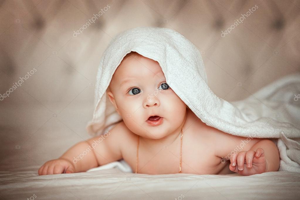 6 Monate Altes Baby Auf Dem Bett Stockfoto Tankist41