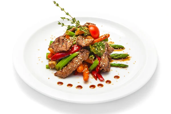 Dana eti ve sebze sıcak salata — Stok fotoğraf