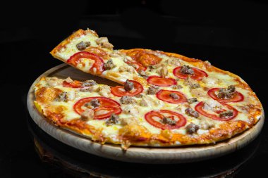 Tavuk eti ile İtalyan pizza