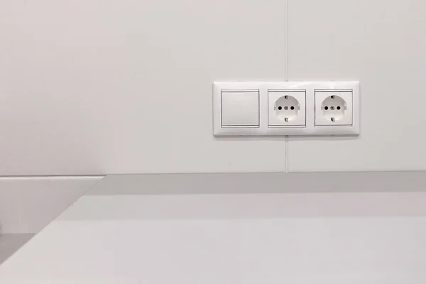 Tomadas elétricas e interruptor na parede — Fotografia de Stock