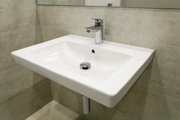 Змішувач і раковина в сучасній ванній кімнаті — стокове фото