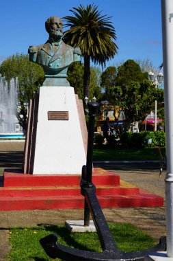 21 Mayıs 1968, Iquique, Carahue Donanma Grubu kahramanlarının anısına heykel.