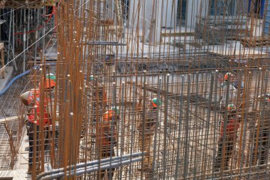 Bir inşaat alanında çalışan işçiler