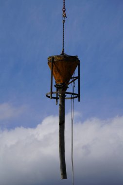 İnşaat alanında beton taşımak için koni tankı