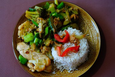 Tayland tavuğu ve yeşil pirinç kızartması.