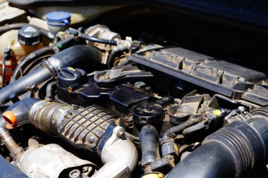 Motor kaputlu ve egzoz borulu.