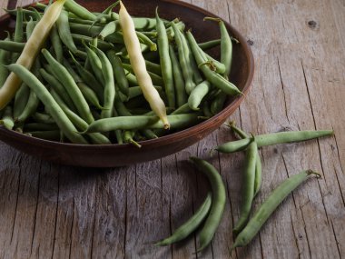 Seramik ahşap masa üzerinde yeşil fasulye bakla