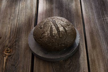 Mürekkep balığı özlü ev yapımı çavdar ekmeği, eski ahşap bir masada taze pişmiş aroma.