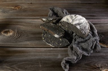 Mürekkep balığı özlü ev yapımı çavdar ekmeği, eski ahşap bir masada taze pişmiş aroma.