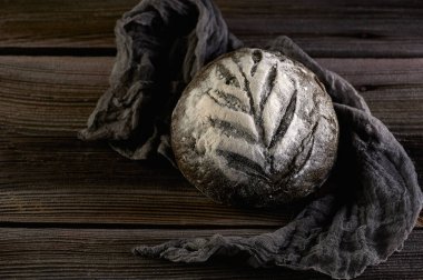 Mürekkep balığı özlü ev yapımı çavdar ekmeği, eski ahşap bir masada taze pişmiş aroma.