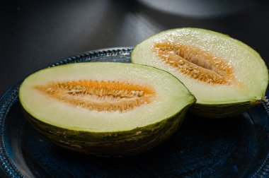 Yarım olgun kavun, yakın çekim, masada makro.