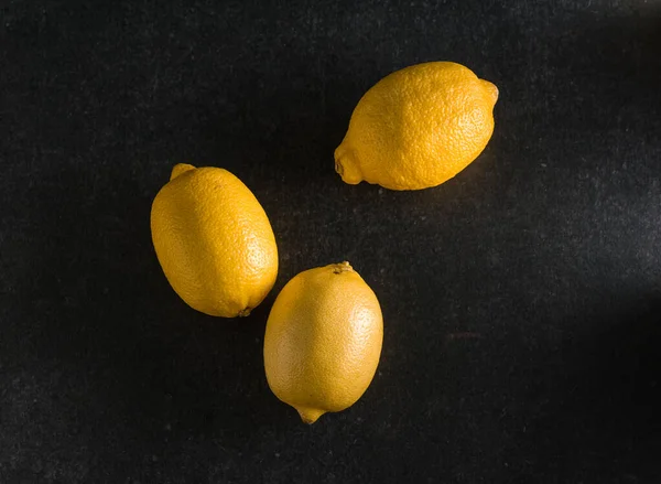 濃いテーブルの上に黄色の香りのレモン — ストック写真