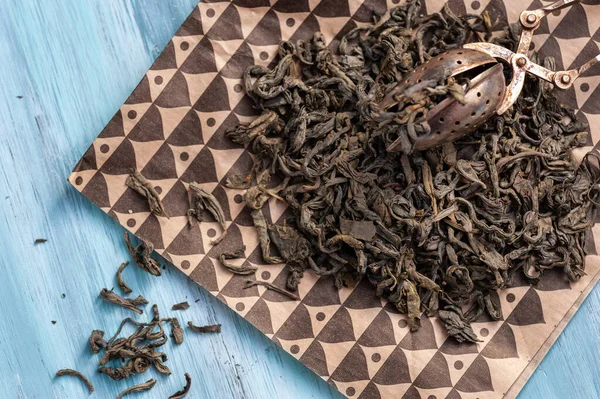 Suche Liście Zielonej Herbaty Filtrem Herbaty Niebieskim Tle Widok Góry — Zdjęcie stockowe