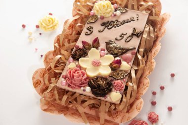 Çikolata, çikolata şeklinde doğal malzemelerle süslenmiş. Farklı çikolata çeşitleriyle süslenmiş.