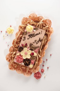 Çikolata, çikolata şeklinde doğal malzemelerle süslenmiş. Farklı çikolata çeşitleriyle süslenmiş.