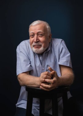 Yaşı ilerlemiş karizmatik bir adam, şaşırarak omuzlarını silker, stüdyo, orta boy plan, Von Savage, portre